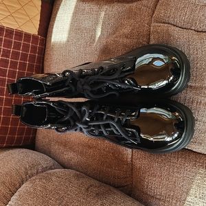 Womens Size 8.5 shiny short, black boots by Soda